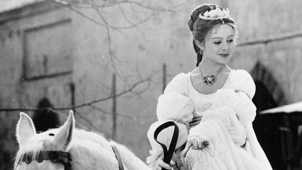 R.I.P Libuše Šafránková, the actress internationally known for her title role in the Czech fairytale film 'Three Wishes for Cinderella,' who died today at 68. 🖤 bit.ly/2SoPnft