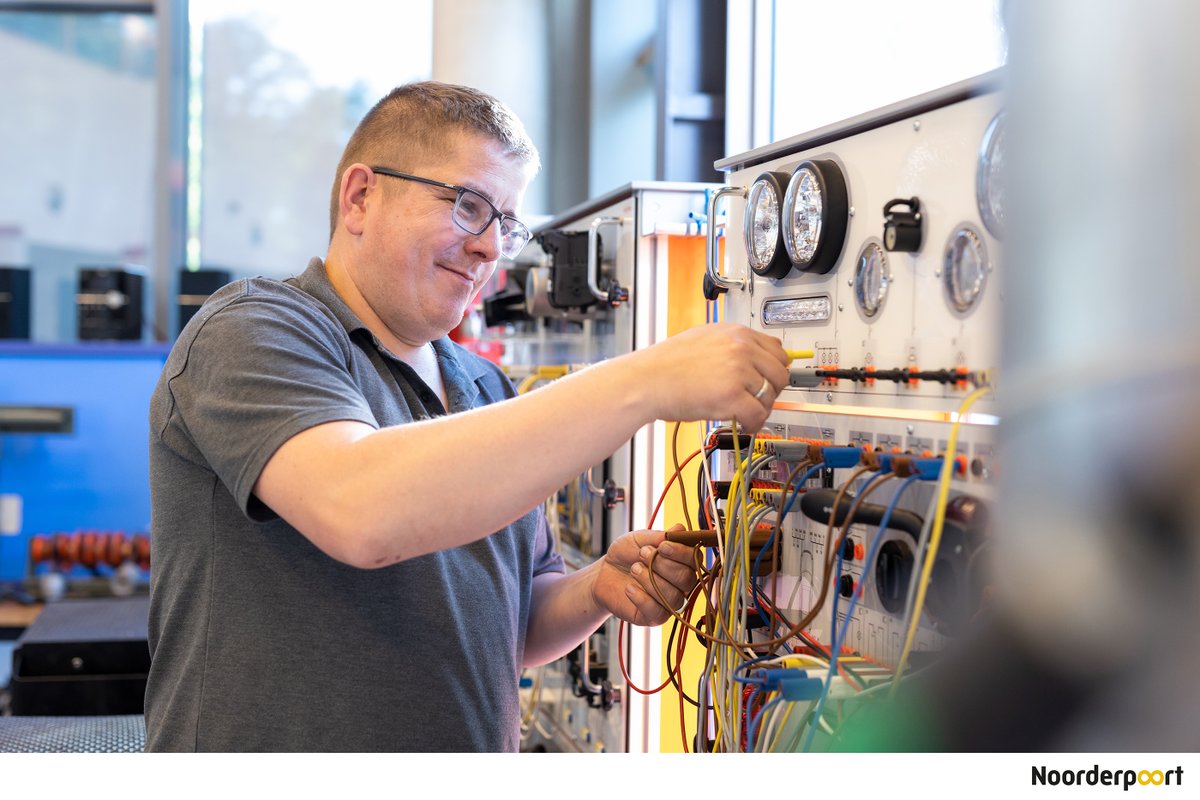 Noorderpoort's tweet photo. De medewerkers van @Reclycar zitten weer bij ons in de schoolbanken voor een bijscholing op het gebied van Auto-elektronica en diefstalbeveiliging. 'De techniek gaat zo snel, het is belangrijk om je kennis op peil te houden. Gelukkig ben je nooit te oud om te leren!' 🚗 https://t.co/2r3NFB4HD5