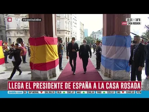 juanikinder's tweet photo. ¿Qué son esas banderas así? ¿Adornaron la Casa Rosada como si fuera un acto de escuela primaria? https://t.co/NExUYxRD7t