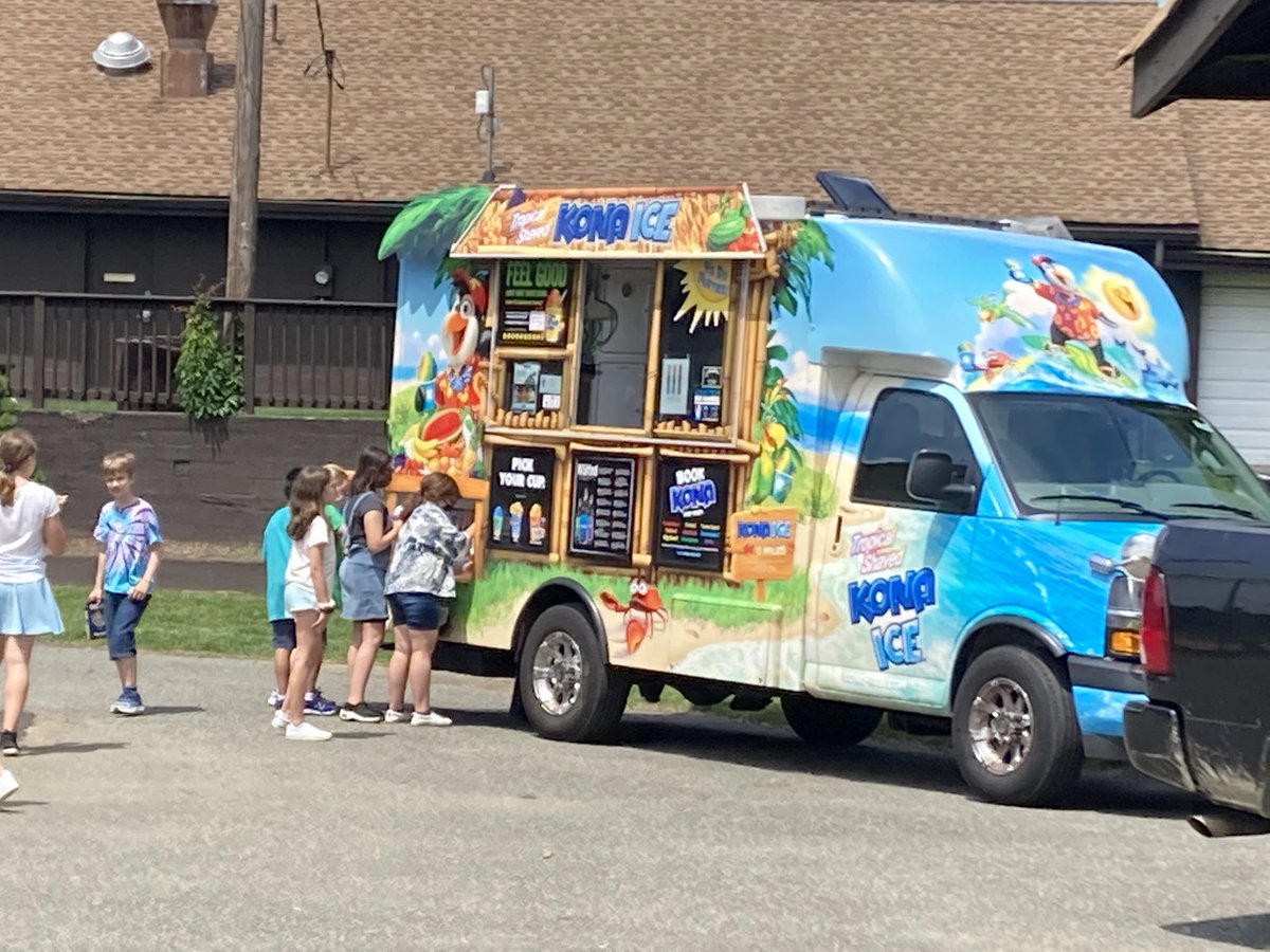ltromonda's tweet photo. Fifth grade picnic celebration. @RV_Rockets https://t.co/WLNHw8avU3