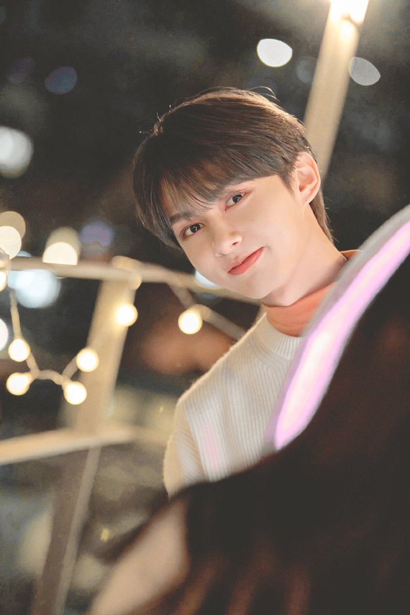 I_m_always_17's tweet photo. 준휘야 생일 너무너무 축하해❤ 타지에서 힘들텐데 늘 예쁜 모습만 보여줘서 너무 고마워 앞으로도 쭉 꽃길만 걷자🌸 준휘야 태어나줘서 고마워 사랑해🐱❤
#문준휘_생일이라_행복이_원플러스원
#FallInLoveWithJunDay https://t.co/zEBCTNMkRb