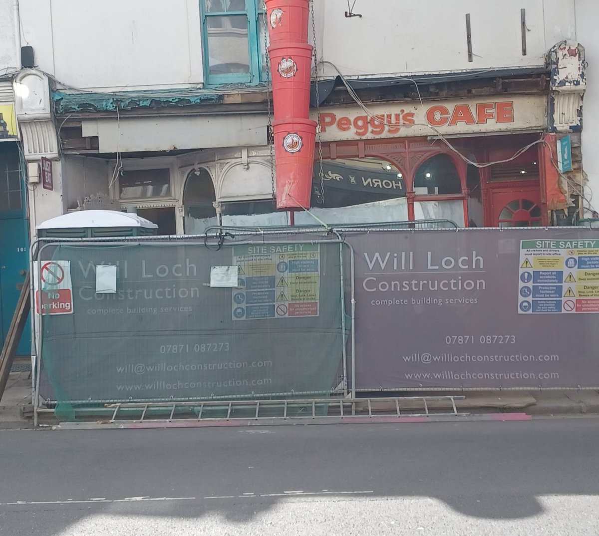 TommyCoyneBN1's tweet photo. My curiosity has been piqued.
The two shops featured used to be a Chinese takeaway (left) and a pizza/burger/kebab place #Brighton #7Dials .
As the work has progressed an older establishment (right) has been revealed. I've tried googling "Peggy's Café Brighton" but to no avail. https://t.co/ex8wa0XQOG