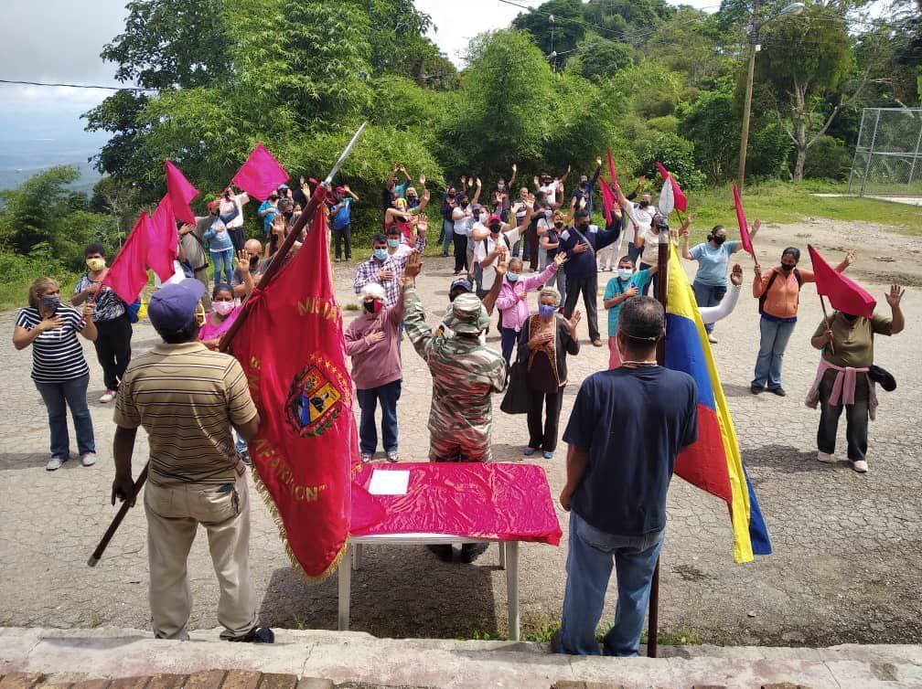 ManuelGBernalM's tweet photo. 📍En aras de incrementar el pie de lucha a fin de preservar la inexpugnabilidad de la Patria Grande, el Pueblo en Armas junto a las comunas, llevaron a cabo la consolidación de 67 Unidades Populares de Defensa Integral. 

#9Junio https://t.co/kxzxVY8BNn