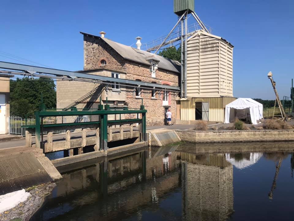 terresdesources's tweet photo. 💦 FILIÈRES TERRES DE SOURCES 🌾
Au programme du jour, une rencontre, entre boulangers, producteurs, meuniers et d’autres acteurs, organisée par le @ceta_35 au @Moulindechampcors
Visite du Moulin, temps d’échanges et présentation du Label TERRES DE SOURCES dans un super cadre ! https://t.co/6s3bRralfN