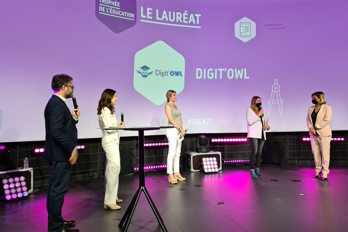 42born2code's tweet photo. Trophées de l'Avenir 2021 #TDLA21 : notre DG, @sophieviger remet avec @oliviagregoire, Secrétaire d'État chargée de l'Économie sociale, solidaire et responsable, le prix dans la catégorie "Education" à @DigitowlS, l'école nomade de la Tech pour les 3-17 ans.🏆 🥳 💪 https://t.co/5iUrt4aT4U
