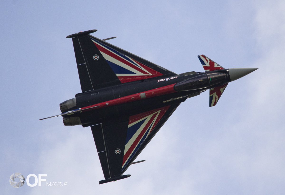 OFImages_'s tweet image. Flt Lieutenant James Sainty Flying The Typhoon Knife Edge At Midlands Air Festival ✈️🔥

@TyphoonDisplay | @midlandsairfest | 

 #typhoondisplayteam #anarchy1 #Typhoon #Eurofighter #Royalairforce #midlandsairfestival #Canonphotography #Photographer