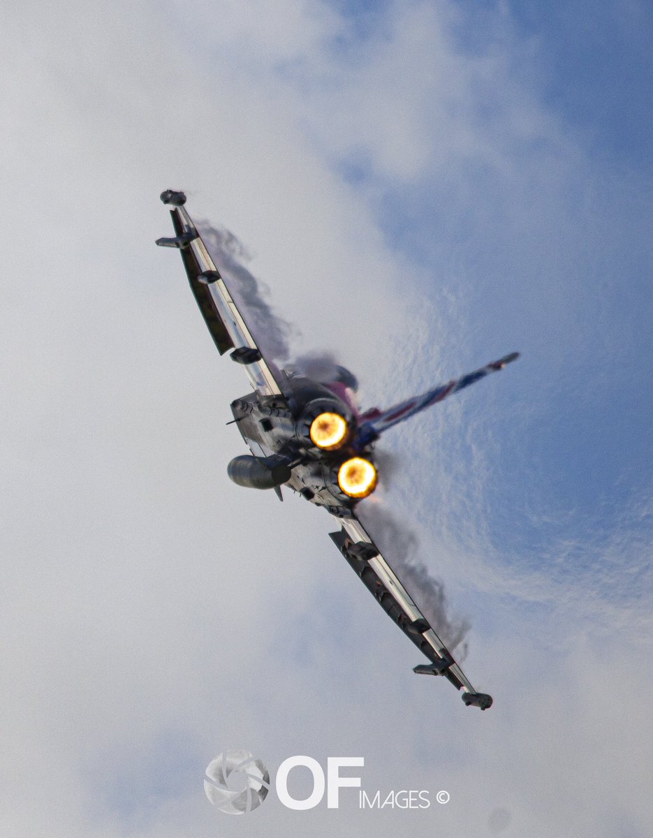 OFImages_'s tweet image. Flt Lieutenant James Sainty Putting The Reheat On The Typhoon &amp;amp; Banking Off To The Right With The Fluff On The Wings ✈️

@TyphoonDisplay | @midlandsairfest 

 #typhoondisplayteam #anarchy1 #Typhoon #Eurofighter #Royalairforce #midlandsairfestival