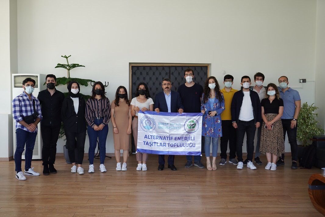 oktayyilmaz16's tweet photo. BTÜ Alternatif Enerjili Taşıtlar Topluluğu'yla buluşup, projelendirip, ürettikleri "HACIWATT" elektrikli aracı üzerine konuştuk🚕

Projelerine inanmış gençlerimiz. İnşallah #TEKNOFEST2021'de güzel bir derece alacaklar. Biz de her daim yanlarında olacağız🚀

#MilliTeknolojiHamlesi https://t.co/mJs9en1zAG