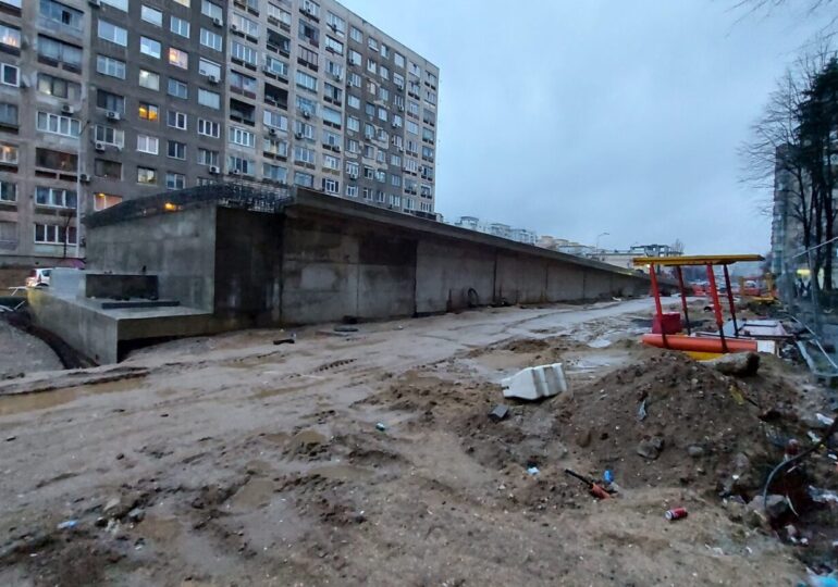 romanya_haber's tweet photo. #Bükreş Colentina Caddesi - Doamna Ghica kavşağı üzerinde yaklaşık 3 yıldır devam eden inşaatın bir türlü bitmemesi çevre sakinlerinin tepkisini çekiyor. Belediye ile inşaat firması topu birbirine atarken cezasını çevre sakinleri çekiyor. @PrimariaCapital 
https://t.co/XsaNvrsaVN https://t.co/KnTILRVg8Q