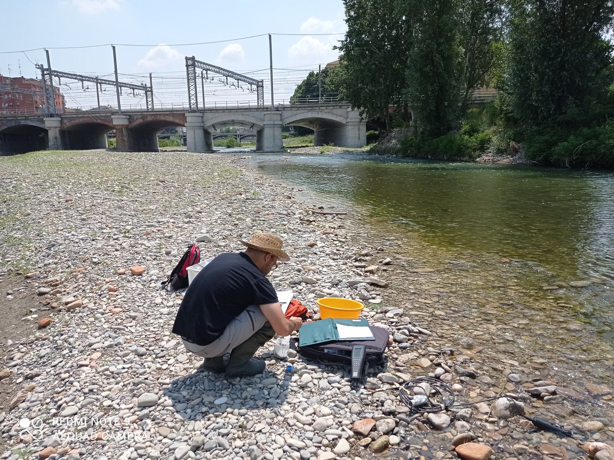 RossanoBolpagni's tweet photo. Field-sampling campaign in Cogena and Parma streams for @URBIFUN1 collaborative project by Young @AIL_limnologia !! with @AlexLaini and @S_Guareschi (virtually) ... Well Done! #rivermetabolism #urbanriver https://t.co/niUm91QDBS