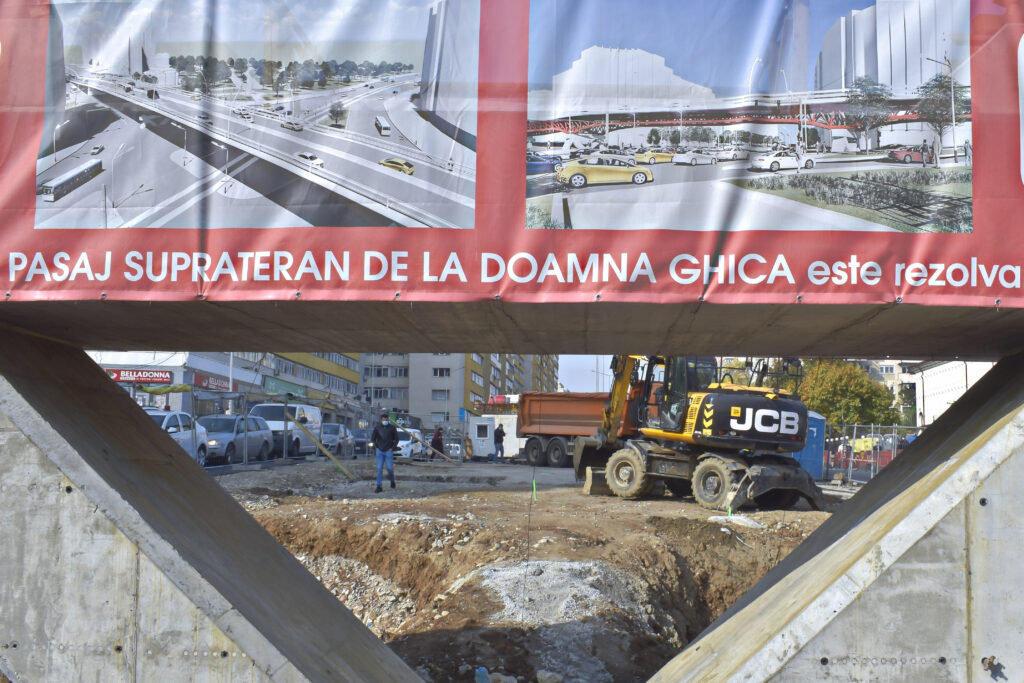 romanya_haber's tweet photo. #Bükreş Colentina Caddesi - Doamna Ghica kavşağı üzerinde yaklaşık 3 yıldır devam eden inşaatın bir türlü bitmemesi çevre sakinlerinin tepkisini çekiyor. Belediye ile inşaat firması topu birbirine atarken cezasını çevre sakinleri çekiyor. @PrimariaCapital 
https://t.co/XsaNvrsaVN https://t.co/KnTILRVg8Q
