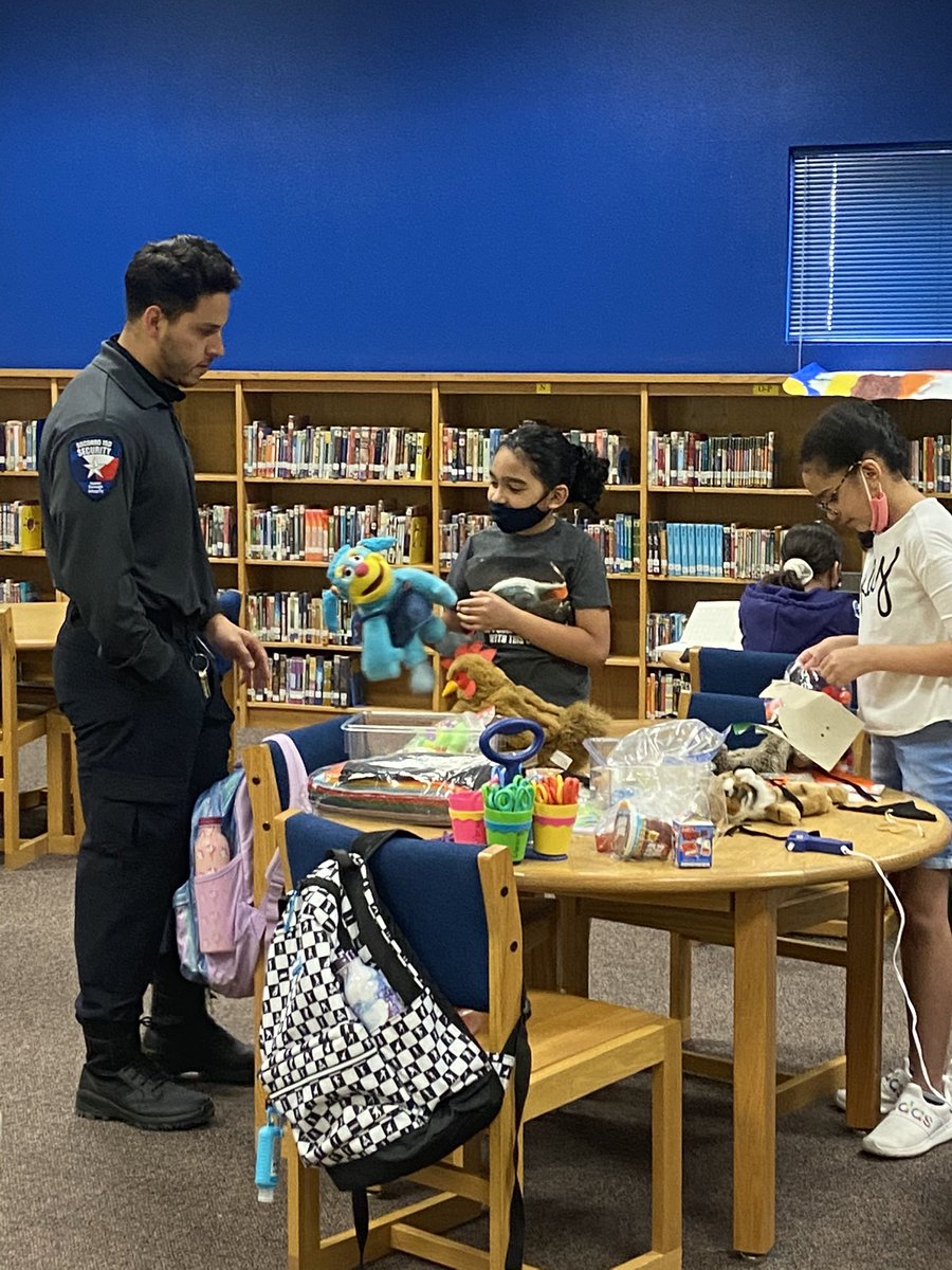 eromero915's tweet photo. In our learning community everyone gets involved. Head custodian and security officer interact with our gifted learners as they work on their projects. Summer time fun! @aduran_DWS @DW_K8S #ColtNation 💙💛🦄 #TeamSISD https://t.co/JkSKRLPaEn