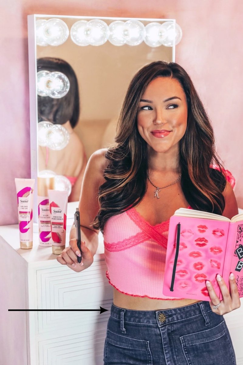 SuaveBeauty's tweet photo. We're burning up for our Smooth Performer collection with #suavepartner @karli_willis! Formulated with Amino Acid Complex, this 3-step trio includes our sulfate-free shampoo, conditioner and Anti-Frizz Cream for hair that's smooth and frizz-free! 💗

Available now @walmart https://t.co/1yuJNTXAri