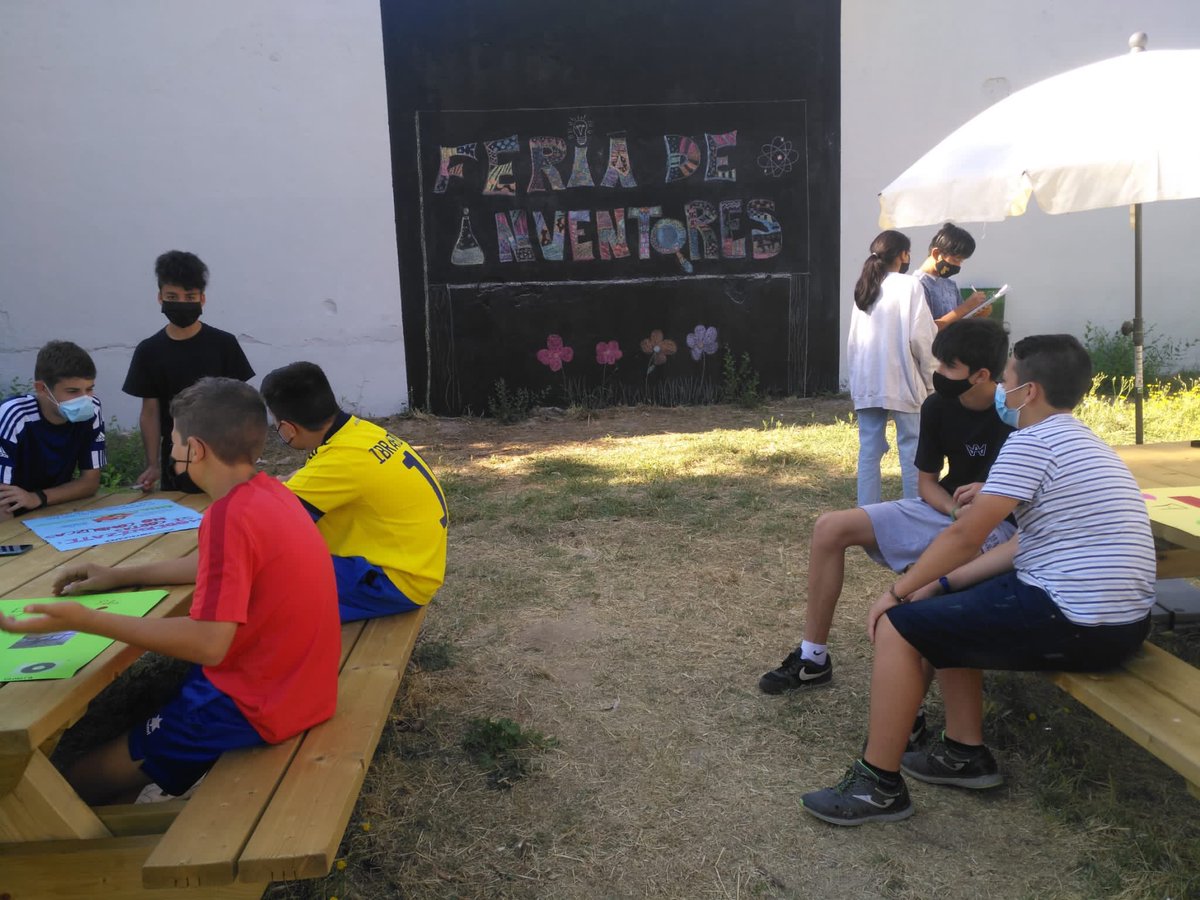 IesMMolina's tweet photo. Hoy volvíamos a los estands de la feria a promocionar nuestros inventos. #2ESOA. Ha sido genial recibir a nuestros compañeros de #1ESO en el #jardíndelmolina #bancos #tallerdeinventores #proyecto https://t.co/0a7a2RadFd