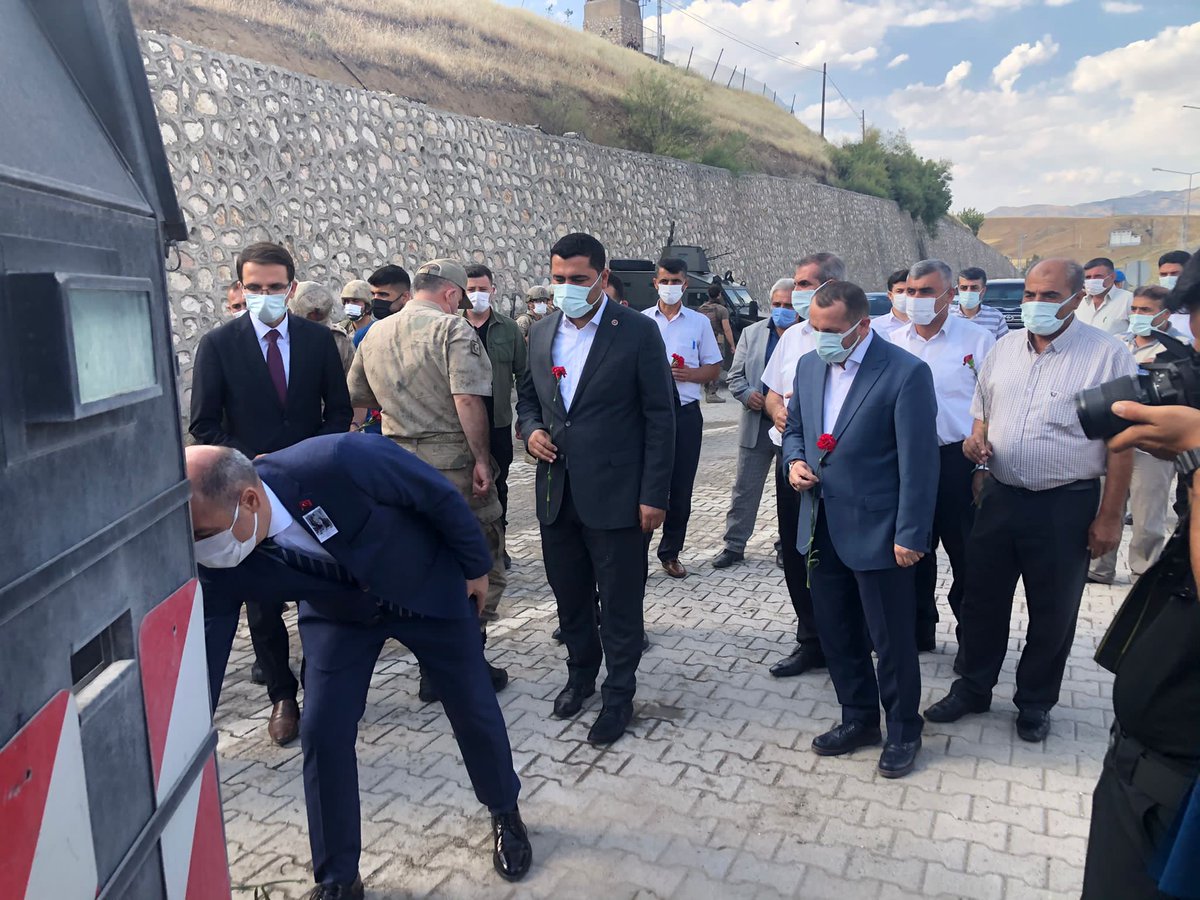 BekirhanBeldesi's tweet photo. 09.06.2017 Yılında Bekirhan jandarma Karakolumuzun Kontrol Noktadında görev Yapan Uzman Çavuş Soner Fazlıoğlu ve uzman çavuş Ali Gülnar Haince yapılan bombalı saldırıda  şehit oluşların 4.yılı  Bekirhan Belediye Ba��kanımız ve Muhtarlarımız görev noktarına karanfil bıraktı. https://t.co/hzAfVchgMM
