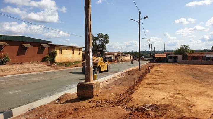 GozoEvent's tweet photo. #BITUMAGE dans la ville de Gagnoa
LES TRAVAUX DE BITUMAGE DE LA VOIE BONWELI -PMI- SICTA AVANCENT A GRAND PAS 🤩
#CIV225 #GozoEvent https://t.co/aPfryFFzyS