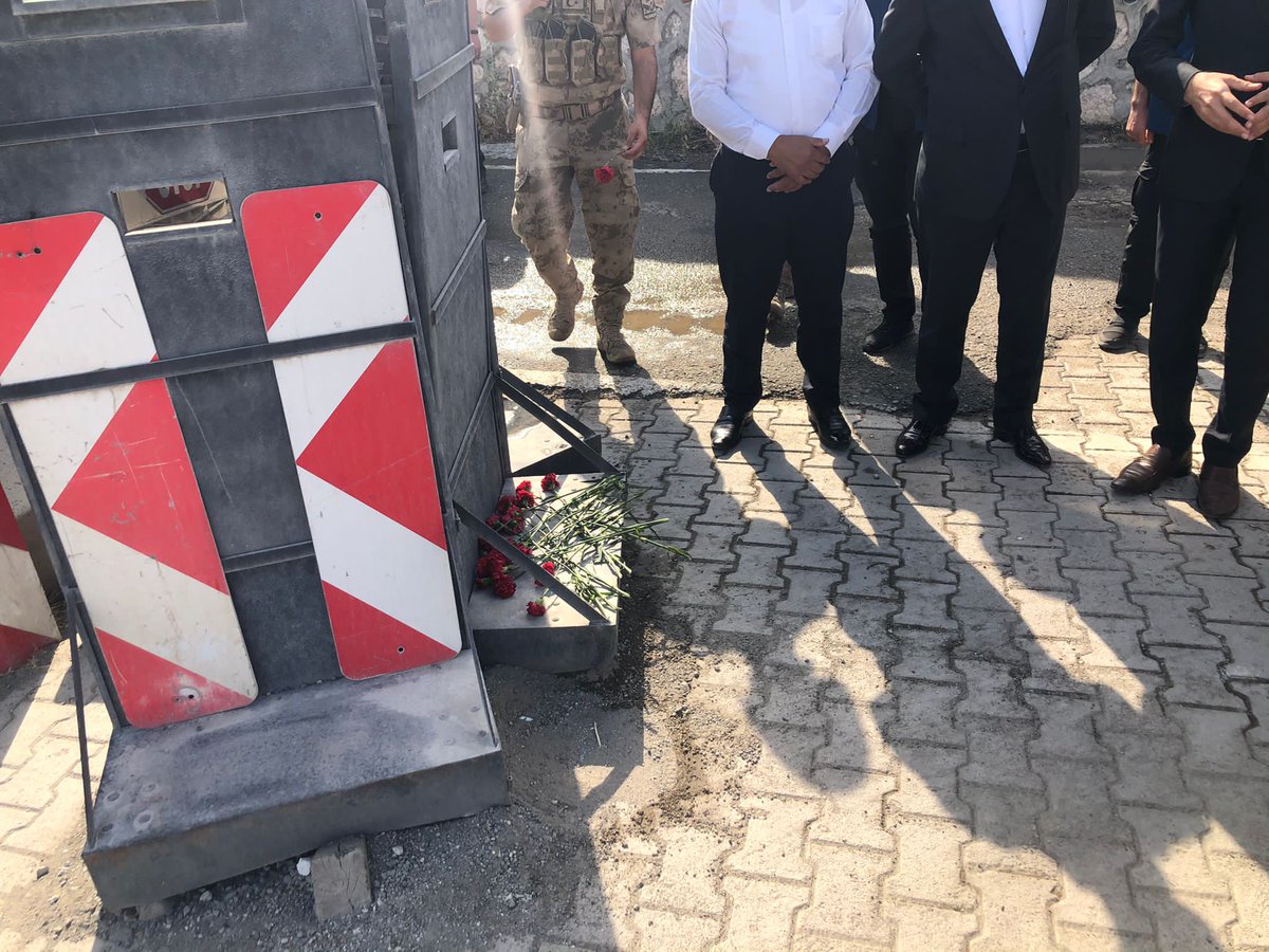 BekirhanBeldesi's tweet photo. 09.06.2017 Yılında Bekirhan jandarma Karakolumuzun Kontrol Noktadında görev Yapan Uzman Çavuş Soner Fazlıoğlu ve uzman çavuş Ali Gülnar Haince yapılan bombalı saldırıda  şehit oluşların 4.yılı  Bekirhan Belediye Ba��kanımız ve Muhtarlarımız görev noktarına karanfil bıraktı. https://t.co/hzAfVchgMM