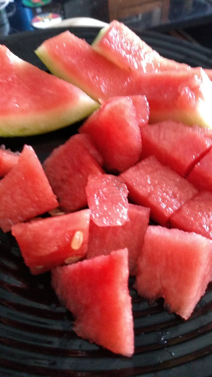 CocineraEnPract's tweet photo. Sí, lo sabes, estamos desaparecidos... La salud de la jefa es una porquería ahora mismo, pero ha sido oler la sandía y animarse ❤️🍉 https://t.co/GwwCRP7uxJ