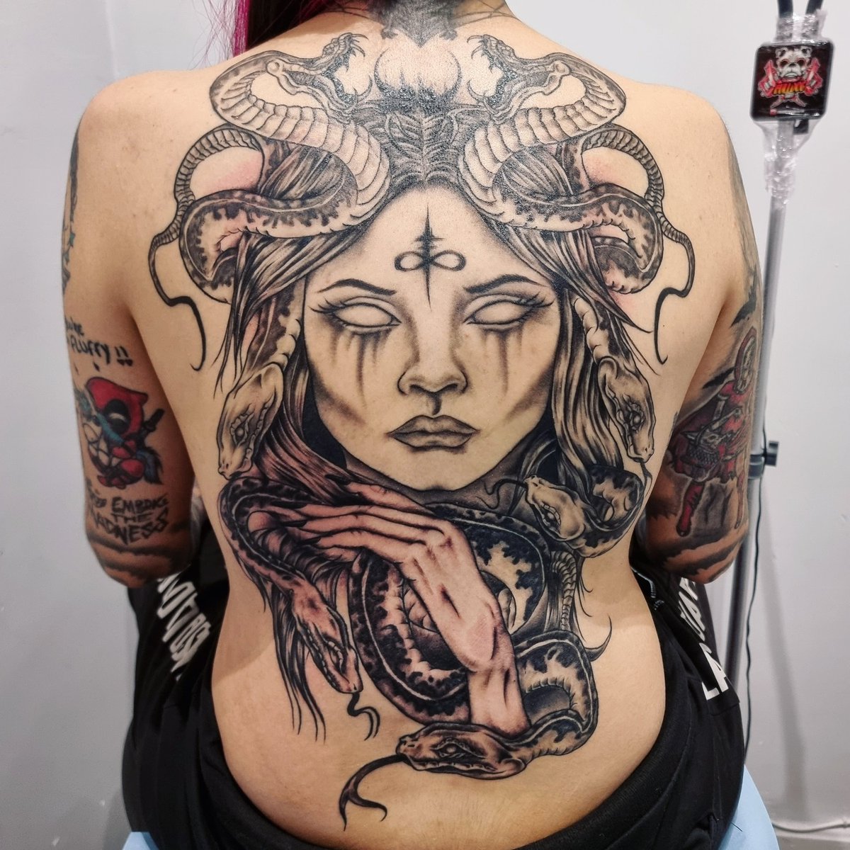 KenzyLoevett's tweet photo. A falta de una sesión de detalles, por fin puedo compartir con vosotrxs esta obra de arte que me ha hecho mi querido @GBulldogtattoo en @MBulldogtattoo

Más contenta no puedo estar con el resultado 😍 ¿Qué os parece? 😊 https://t.co/U3mnrQy4Sl
