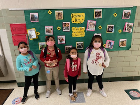 VersiaFWISD's tweet photo. Navidad en junio
¡Gracias a nuestros maestros y estudiantes que participaron vistiendose en su camiseta navideña favorita en junio!

@FortWorthISD @penaraul https://t.co/ODKEVCQLIE