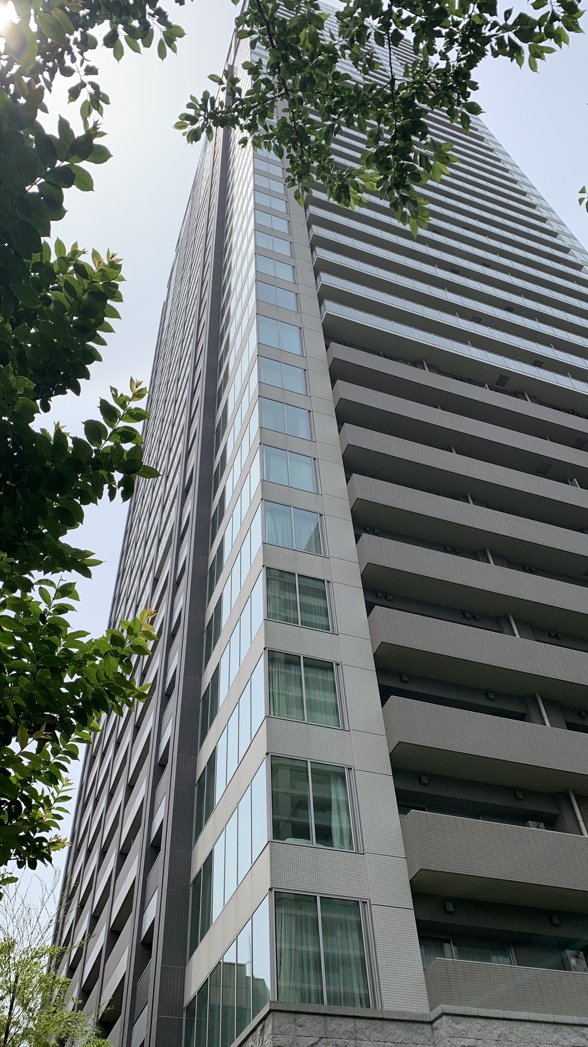 おかぴ 赤坂タワーレジデンス Top Of The Hill 昔は九条家も屋敷を構えていた由緒正しいこの場所に一際目立つ 超高級タワーマンションがあった 約2600 もの広大な緑地に囲まれており しかも公開空地となっている 東西南北全方位を警備員で保護