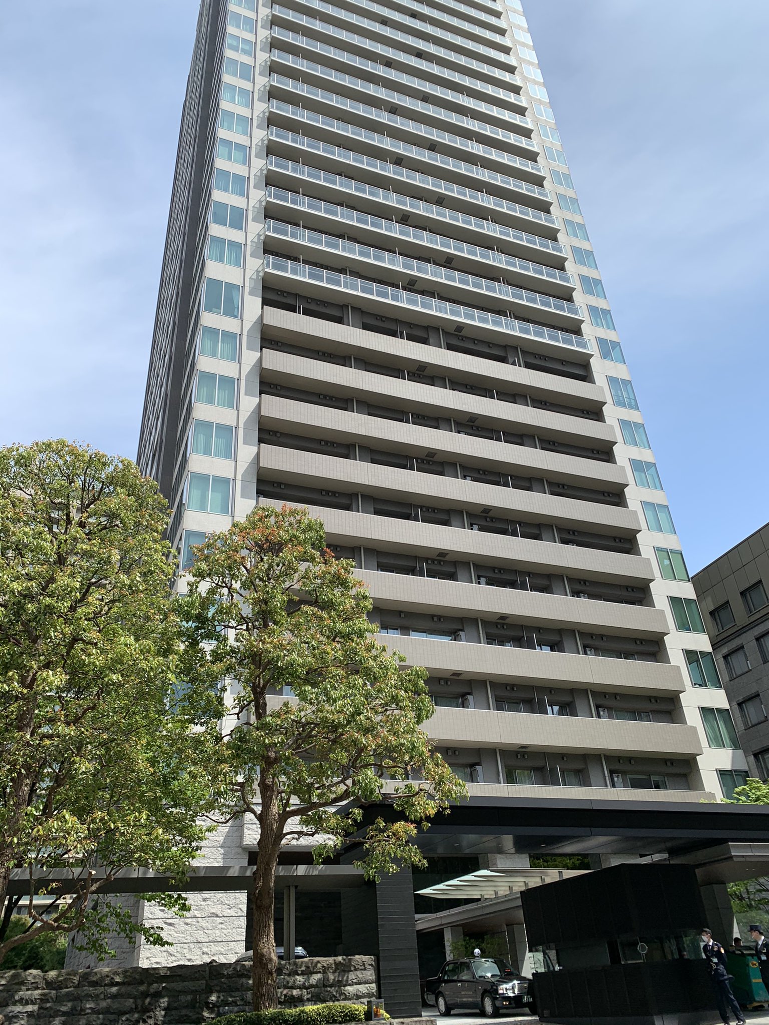おかぴ 赤坂タワーレジデンス Top Of The Hill 昔は九条家も屋敷を構えていた由緒正しいこの場所に一際目立つ 超高級タワーマンションがあった 約2600 もの広大な緑地に囲まれており しかも公開空地となっている 東西南北全方位を警備員で保護