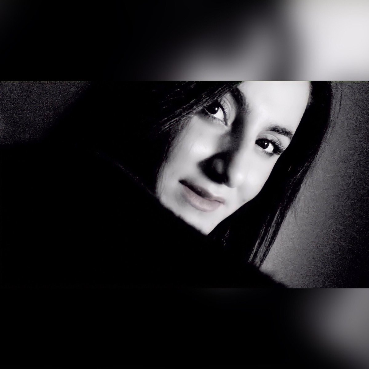 “Hiçkimse senin karanlığını ışıklandırmak için yıldızlar arasından çıkıp gelmeyecek..
Kendin için aydınlık ol!..”✨