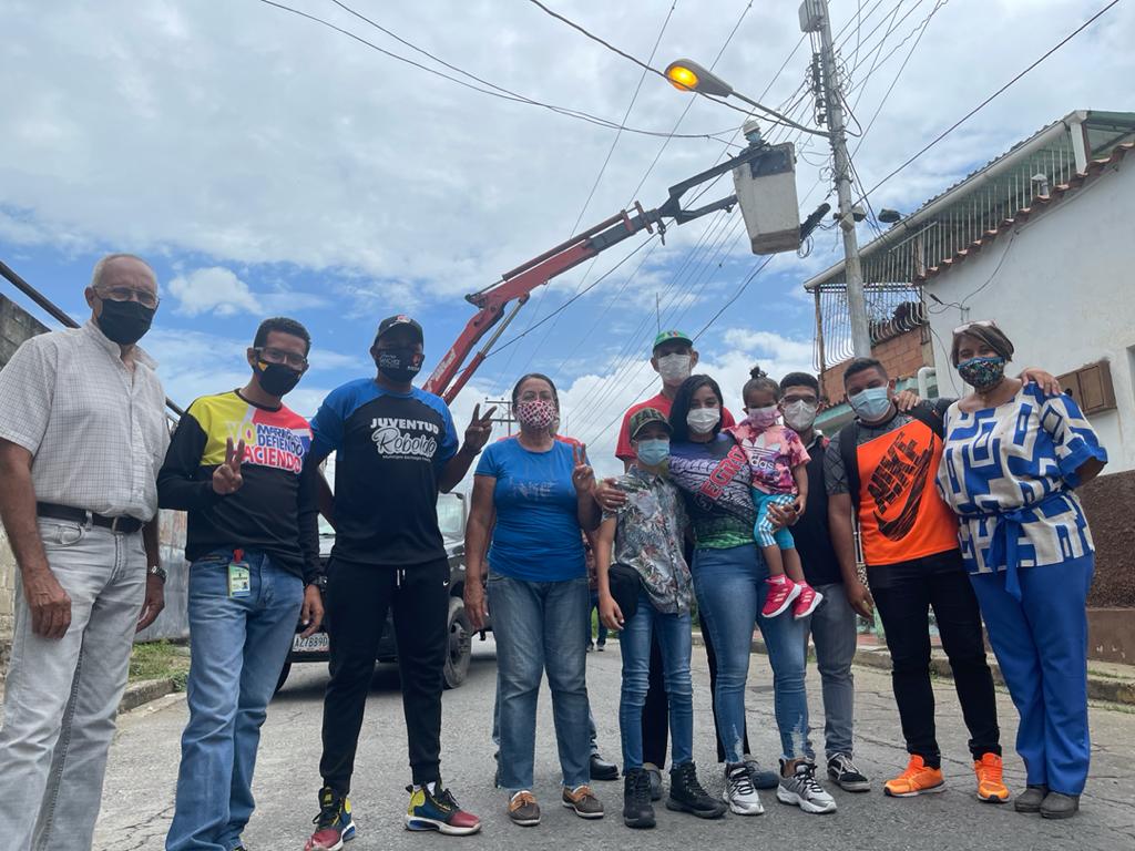 #9Jun La Alc. @johanitakenpo, supervisó los trabajos de instalación de luminarias en la C/Madariaga del casco de Turmero. Al mismo tiempo el inicio de los trabajos de Picado de asfalto para posteriormente iniciar los trabajos de sustitución de 60 Mts de tuberías #PuebloLibertario