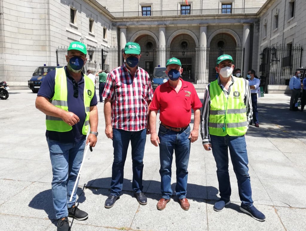 UGAMA_'s tweet photo. Lobo protegido?
Y a los ganaderos, quien nos protege?
Estamos frente al @mitecogob para decir NO a la protección del lobo! https://t.co/FScxsnYI6s