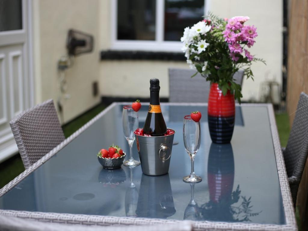 TheHolidayCots's tweet photo. Colliery Cottage is available for a 3-night break from 20th – 23rd June, priced at just £250! There are lots of fun days out to enjoy nearby, including the Beamish Museum & Durham Cathedral.
🛏️ Sleeps 1-4
https://t.co/R9ZNERHOfR
#CornsayColliery #Durham #LastMinuteBreak https://t.co/DVX8hhD48c