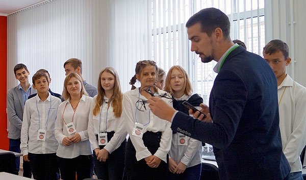 Вот уже третий год активно ведем работу по созданию в сельских школах образовательных центров «Точка роста». Они – настоящий прорыв в процессе обучения наших юных жителей.