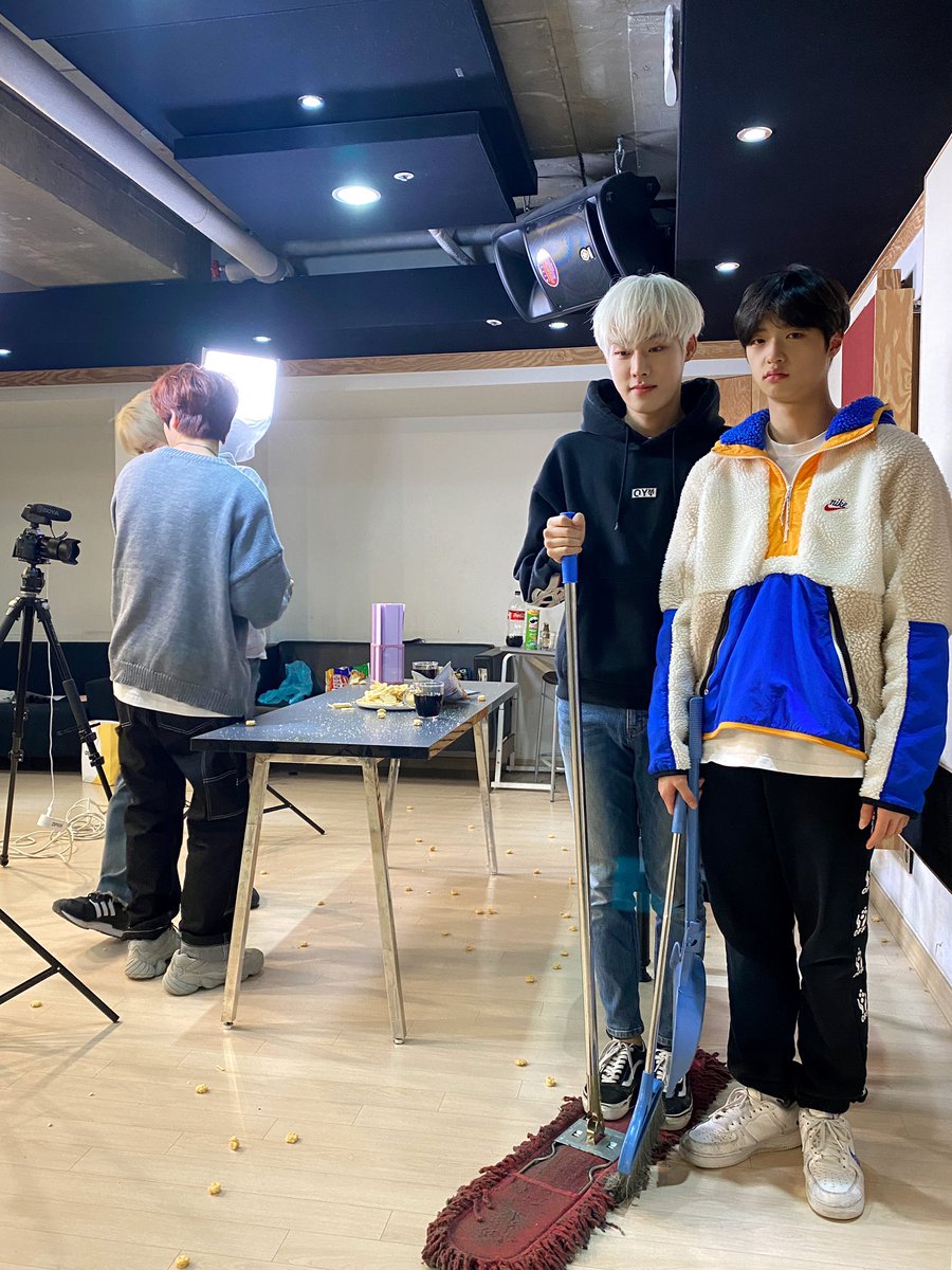 กุขำ อดกินไม่พอยังต้องมาเก่บกวาดอีก 5555555555555555555555555555