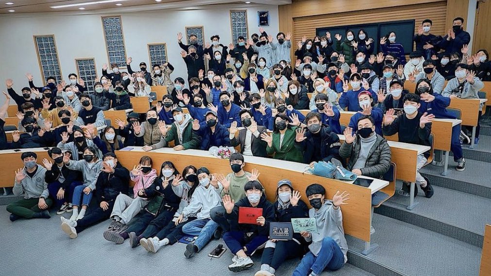 cloudzysy's tweet photo. kelas yangcrates malam ini selesai #LawSchool https://t.co/sP1AIo8dYo