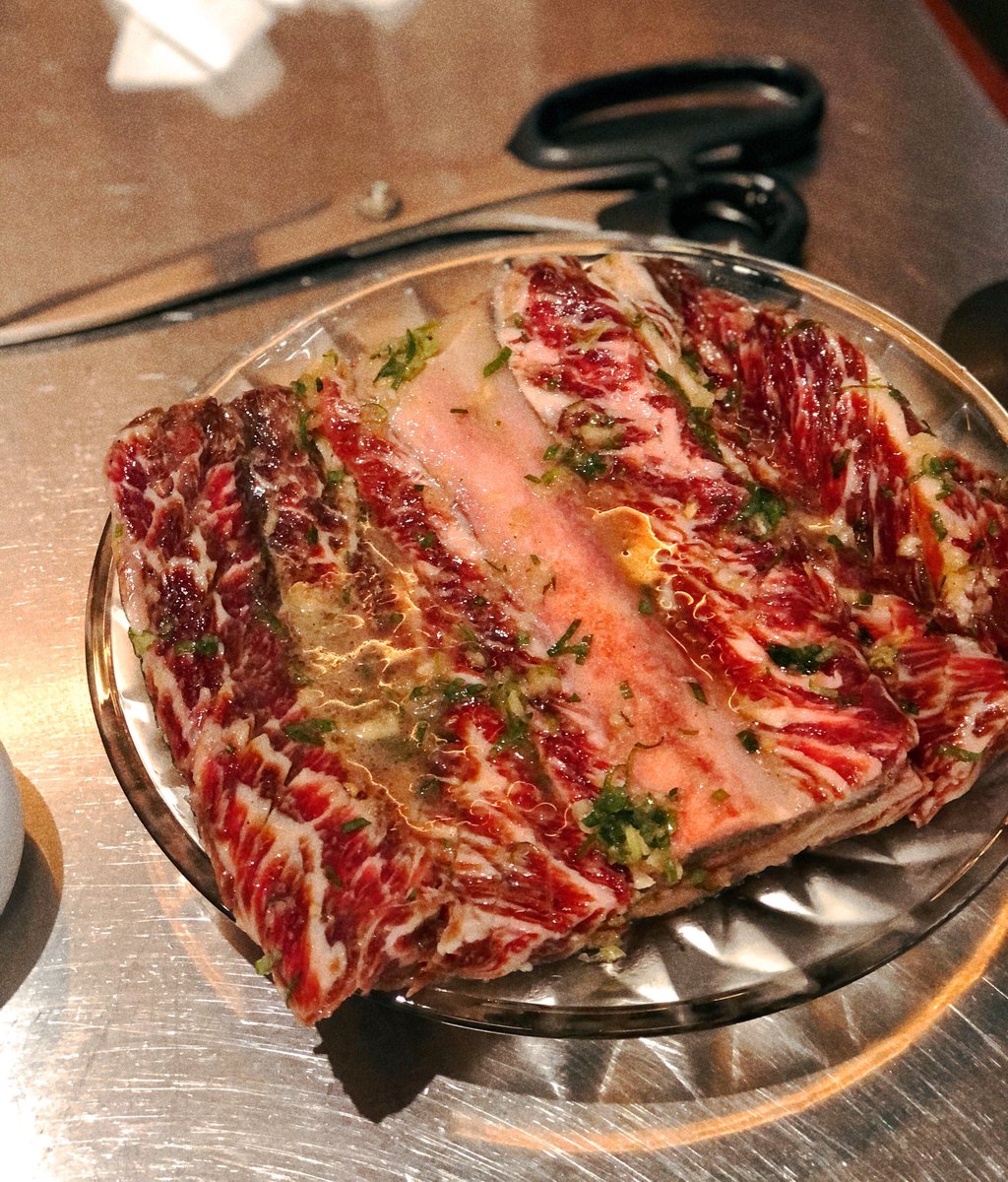 list_yang's tweet image. [영등포] 청기와타운 영등포본점
양념갈비에 냉면이 먹고 싶어서 갔는데 냉면에 싸먹기 아까운 맛이였다. 특히 수원왕갈비는 입에서 녹는 맛.. 고기도 다 구워주시고 반찬 종류도 많다. 마스크 봉투도 따로 있고 캐비넷도 구비되어 있다.되도록 예약하고 가는 것을 추천.