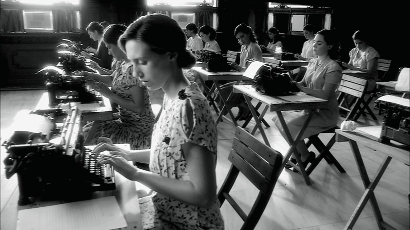 bancosantander's tweet image. 📷 Echando un vistazo a nuestro archivo histórico… ¡Qué bien sientan los años! En 1938 se incorporaron las cinco primeras mujeres a la plantilla, hoy ya somos más del 50% 😉
#DíaDeLosArchivos #IAW2021 #EmpoderarLosArchivos