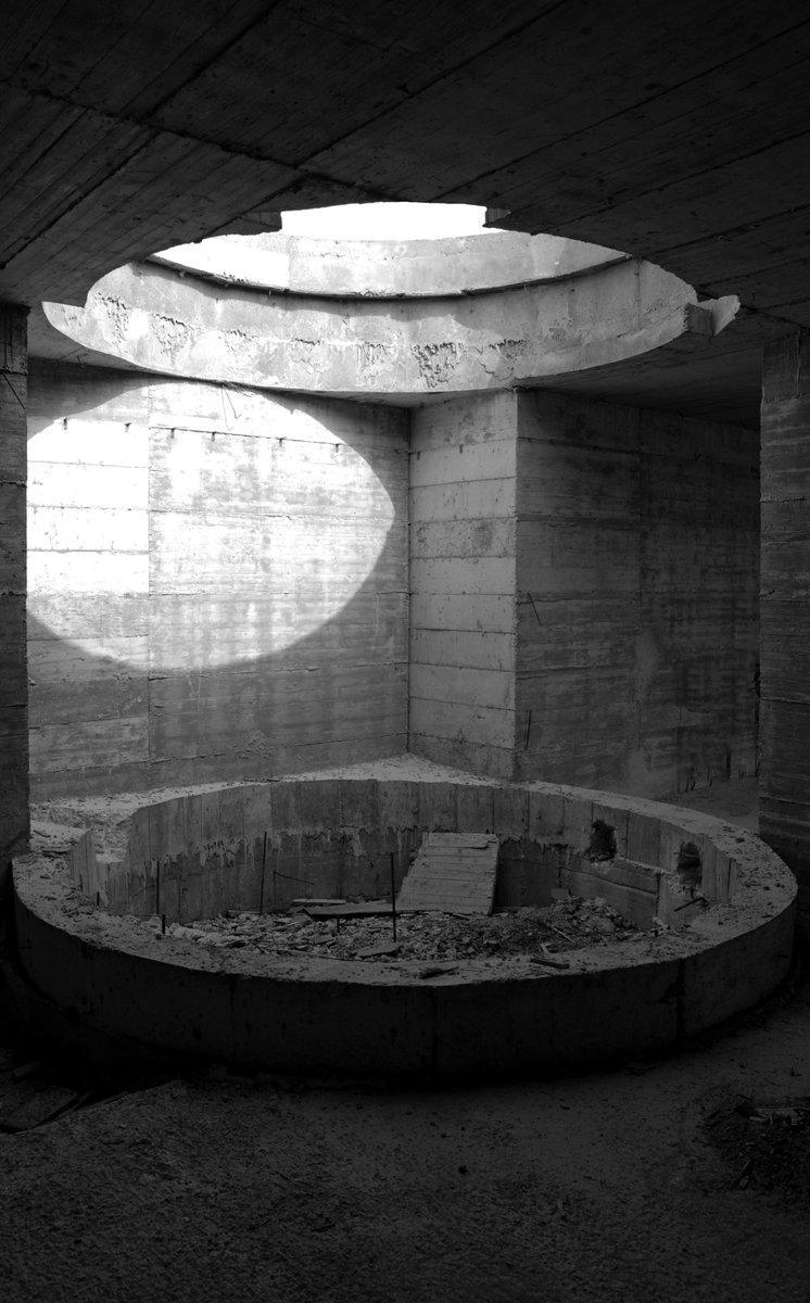 urbannext_net's tweet image. #LandformDesign #Project

&quot;An inverted dome intersects it and creates an opening that lights the space, shaping its precise geometry and limits.&quot;

Casa em #Monsaraz: by Aires Mateus in #Alentejo, #Portugal, 2018

find it at: urbannext.net/casa-em-monsar…