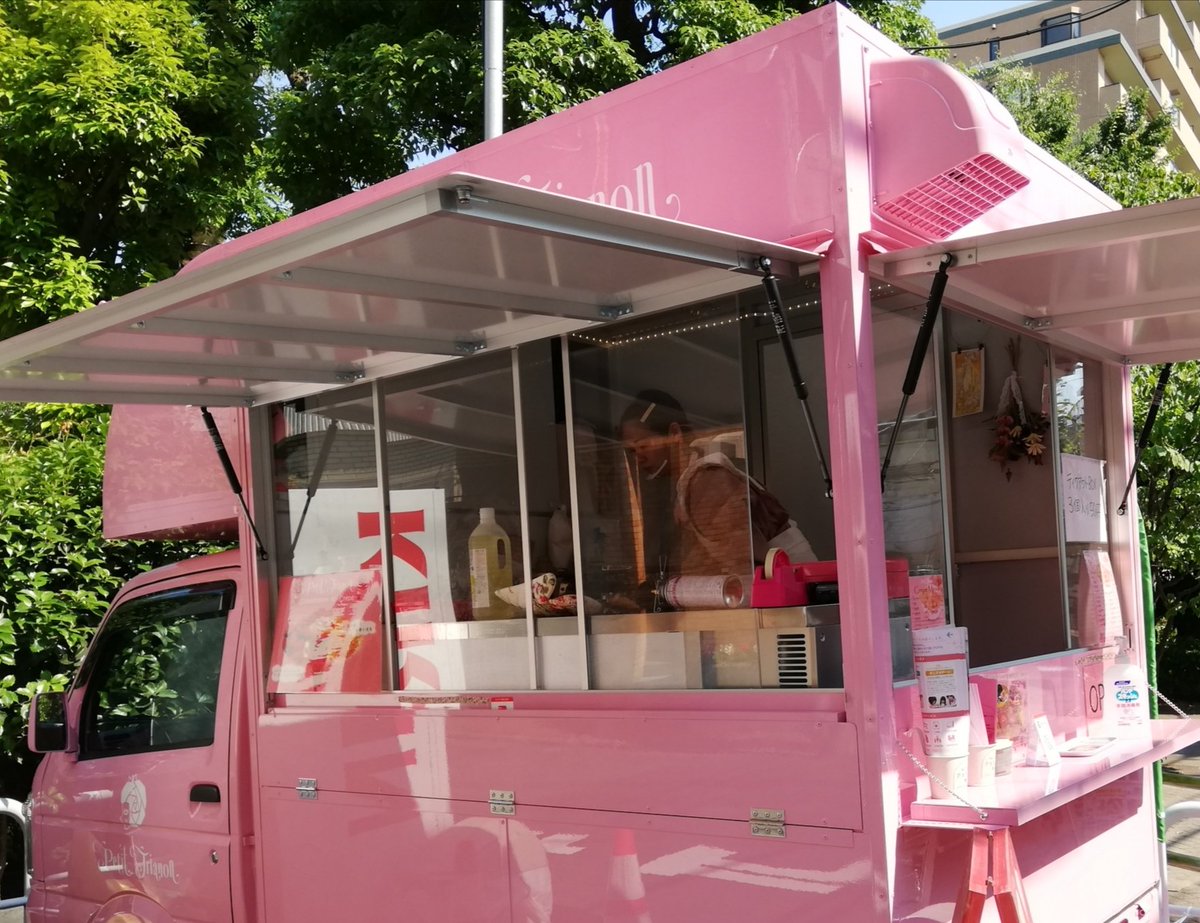 翔 駒沢オリンピック公園の近くに出店してた ピンク色の可愛らしいキッチンカー クレープ屋さんの Le Petit Trianon ストロベリーリッチを頂きました 下北沢や渋谷まで行かずにクレープを買えて感動しました また駒沢に来てたら他のもトライします プチ