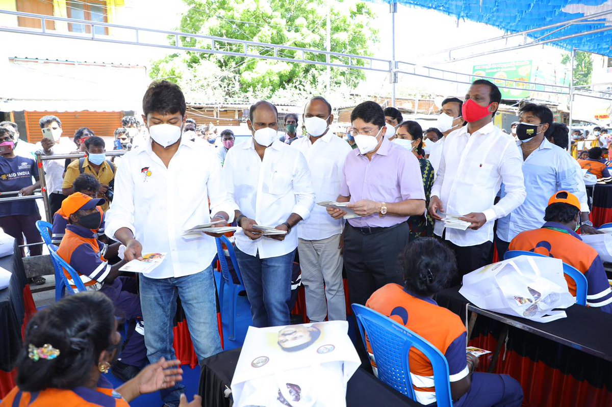 ThamizhachiTh's tweet photo. இன்று (09.06.2021) காலை, சென்னை - தியாகராய நகரில், தீரர் திரு.ஜெ.அன்பழகன் பவுண்டேஷனை, @dmk_youthwing செயலாளர் தம்பி திரு.@Udhaystalin MLA, தொடங்கி வைத்து, மாவட்ட இளைஞரணி அமைப்பாளர் திரு.@raja_anbazhagan ஏற்பாட்டில் தூய்மைப் பணியாளர்களுக்கு நலத்திட்ட உதவிகளை வழங்கினார்.
1/3 https://t.co/nKS5fm5dOT
