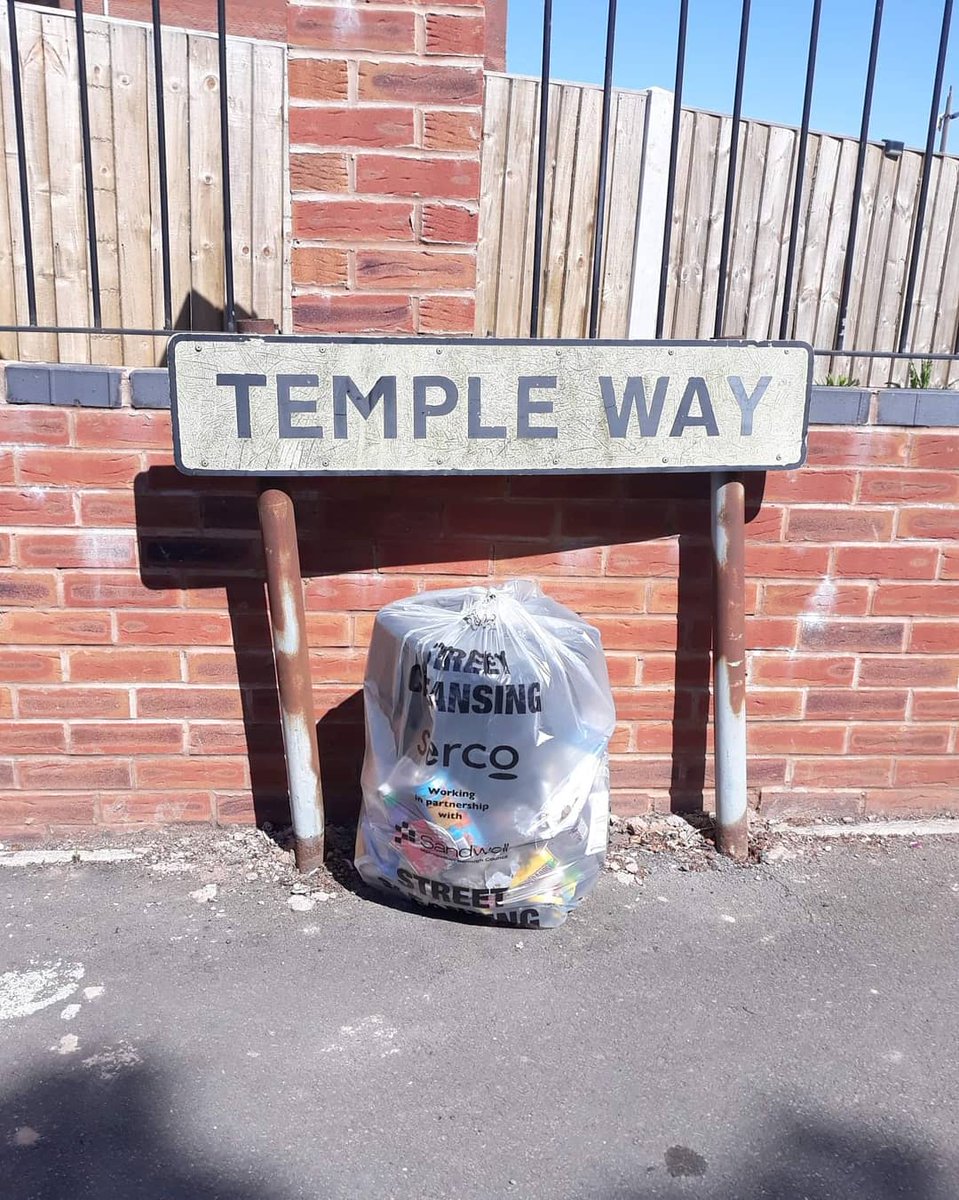 Litterwatch1's tweet photo. #sunnywednesdayafternoon🌞 with Jane she went out bright and early this morning to clear up the rubbish what had been dumped on #TempleWay #Oldbury and collected 1 bag of #Litter 
Thank you Jane 😊
#Adoptastreet 
@SercoESUK 
@sandwellcouncil 
#keepingourstreetsclean https://t.co/xscPgBh8Ar