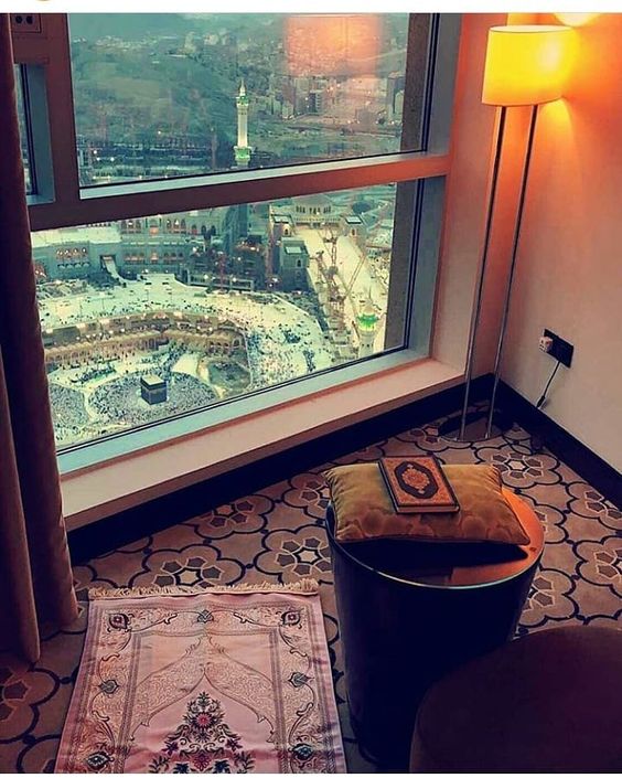يكون بعد السلام ، ويبدأ بالحمد والثناء على الله عز وجل ، ثم بالصلاة والسلام على النبي صلى الله عليه وسلم ؛ لقوله صلى الله عليه وسلم : إذا صلى أحدكم فليبدأ بتحميد ربه والثناء عليه ،
al-feqh.com/ar/فتاوي-الصلاة-صلاة-التطوع-بيان-دعاء-الاستخارة-ومحله-وآدابه-3