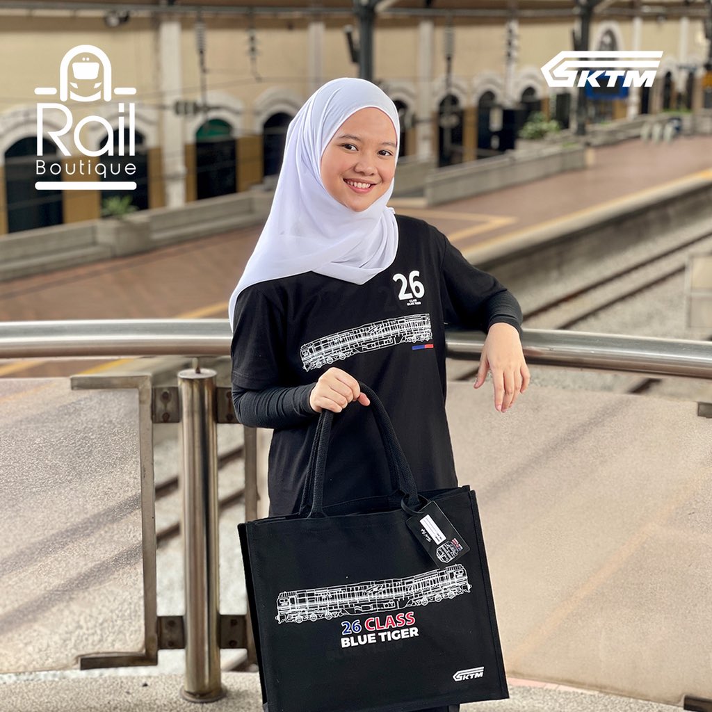 ktm_berhad's tweet photo. 𝐉𝐎𝐌 𝐁𝐄𝐑𝐆𝐀𝐘𝐀 𝐁𝐄𝐑𝐒𝐀𝐌𝐀 𝐑𝐀𝐈𝐋 𝐁𝐎𝐔𝐓𝐈𝐐𝐔𝐄! 😎

Bukan sahaja lelaki, wanita pun tampak anggun dengan menggayakan koleksi terbaharu 26 Class. 😍

Ayuh, dapatkan sekarang di Shopee RailBoutique KTMB https://t.co/6cgdmrd9GF 🛒

#RailBoutique #26Class #25Class https://t.co/8eAzxv6nCM