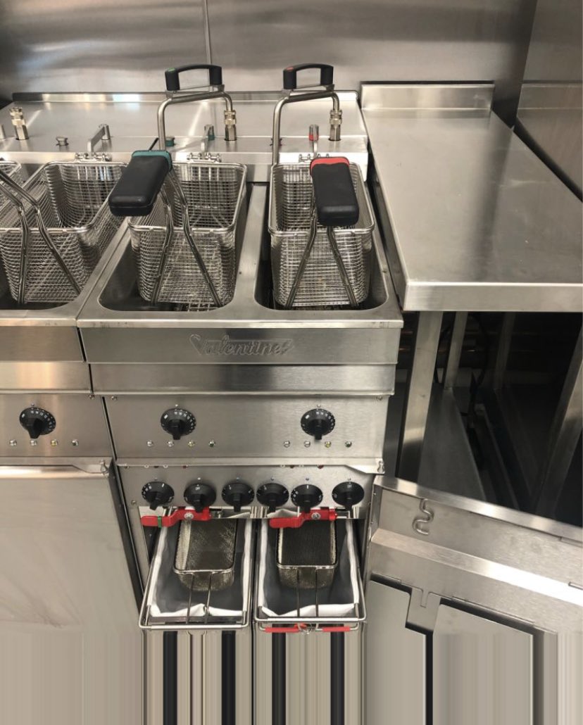 An EVO2200 twin pump fryer from a recent project at a national hotel chain.  Each tank has its own pumped oil filtration system to help prevent cross contamination & provide optimum #allergencontrol 
This model is fully colour coordinated to easily identify potential #allergens https://t.co/5yH0aFCqiM