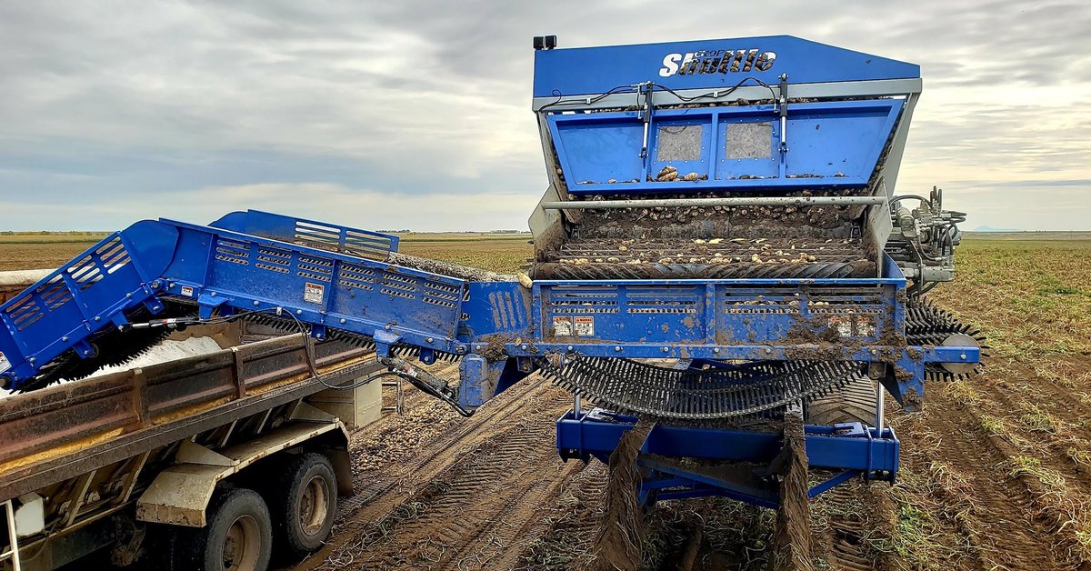 safeTpull's tweet image. ⚠️🚨 Check out this #cropshuttle featuring 800 bag capacity and a cleaning table built by @dirtydiggerharvesters, call 701-284-6100 for more info! #cropcart #stpmfg #dirtydigger