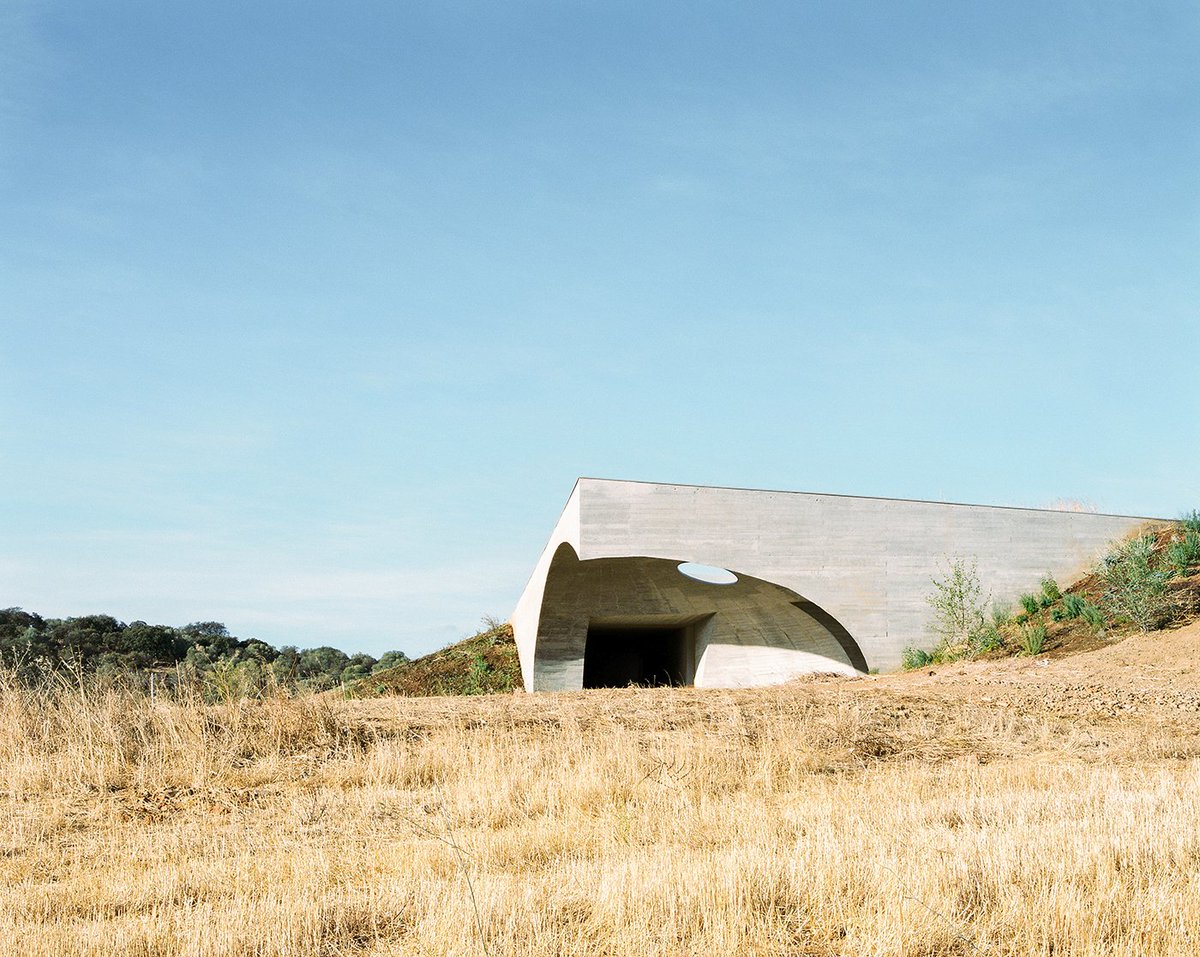 urbannext_net's tweet image. #LandformDesign 

&quot;The dome covers the social areas and is the center of life in the house. An inverted dome intersects it and creates an opening, shaping its precise geometry and limits.&quot;

Casa em #Monsaraz: by Aires Mateus. #Alentejo, 2018.
Find it at: urbannext.net/casa-em-monsar…