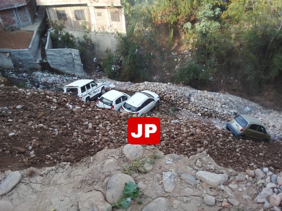 4 cars parked on road damaged after a portion of a road caved in near Circular road Baba Lal Chowk in Jammu

#jammu #circularroad #accident #damage