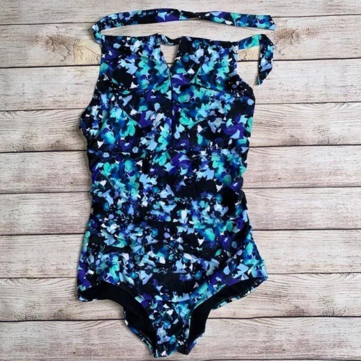 DaretobeThrifty's tweet photo. Check out this listing! Available on #Poshmark #eBay or #Mercari 👉🏽 Speedo High Neck Floral Keyhole One Piece Swimsuit - Size Large  {Link in Bio}👈🏽

#shopmycloset #sustainablefashion #shopsecondfirst #resellercommunity #resellersquad #swimsuitsforsale #speedo https://t.co/D959jAxpPX
