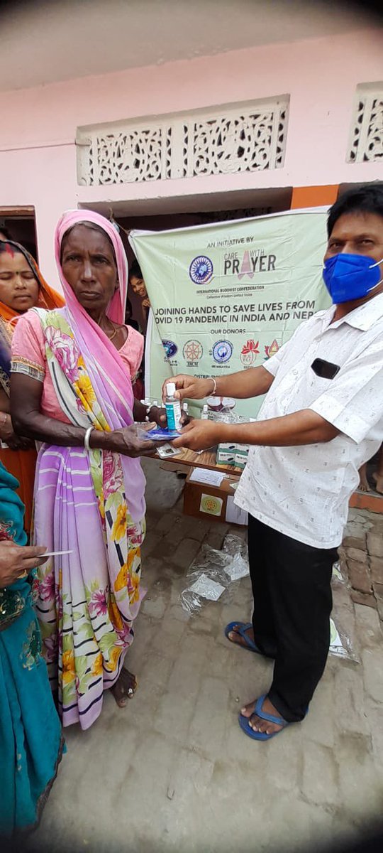 religionworldIN's tweet photo. Villagers or Jorhar, Chargawa, Gorakhpur get support of Corona protection items by @Buddhjyoti foundation. Masks, Sanitisers, Oxymeters, Paracetamol distributed among 140 villagers. Distribution by Religion World Foundation Volunteers. #coronahelp #COVID19 #UttarPradesh https://t.co/HxtzbupRH4