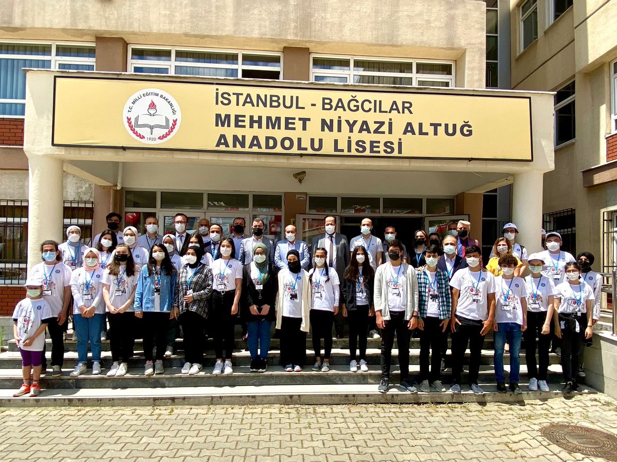 BagcilarMem's tweet photo. Mehmet Niyazi Altuğ Anadolu Lisesi TÜBİTAK 4006 Bilim Fuarı açılışını İlçemiz Kaymakamı Sn.@Mustafa_Eldivan ve İlçe Milli Eğitim Müdürümüz Sn.@19_mstfylmz'ın katılımıyla gerçekleştirildi.@AltugNiyazi https://t.co/jPI2MBSn8s