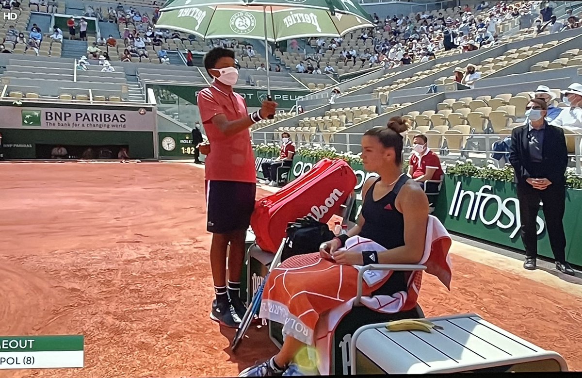 MUGABE_ROBERT_'s tweet image. Αυτό είναι το Μητσοτακεικο #κωλοσογο την στιγμή που παλεύουμε να απαλλαγούμε από τον ρατσισμό,η #Σακκαρη εξαναγκάζει ένα μαύρο παλικάρι να της κρατάει την ομπρέλα χωρίς καν να βρεχει,αυτα τα ανθρωπόμορφα τέρατα ψηφίσατε ξεφτίλες νοικοκυραίοι.