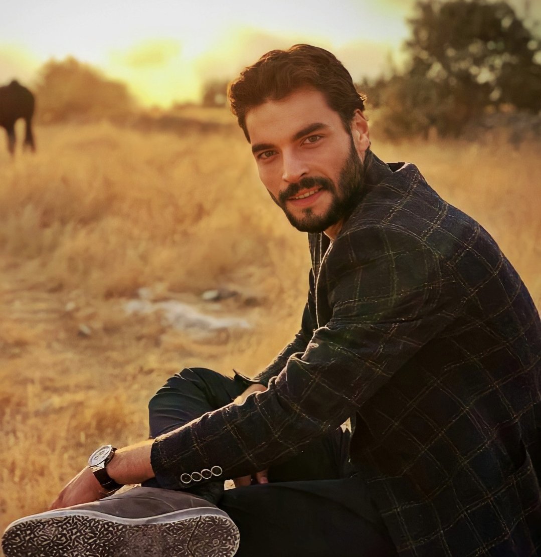 DTural's tweet photo. Yakışıklı oyuncu #AkınAkınözü'nden görülmemiş bir kare daha. 😎 https://t.co/gV0ydzKUXw